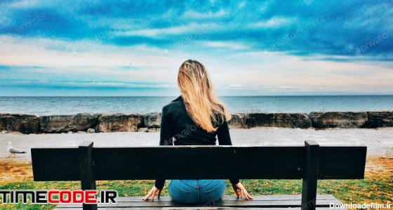 دانلود عکس استوک : دختر نشسته روی نیمکت کنار ساحل Girl And Sky ...