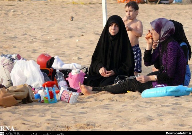شنای زنان لبنانی در سواحل مدیترانه (تصویری)