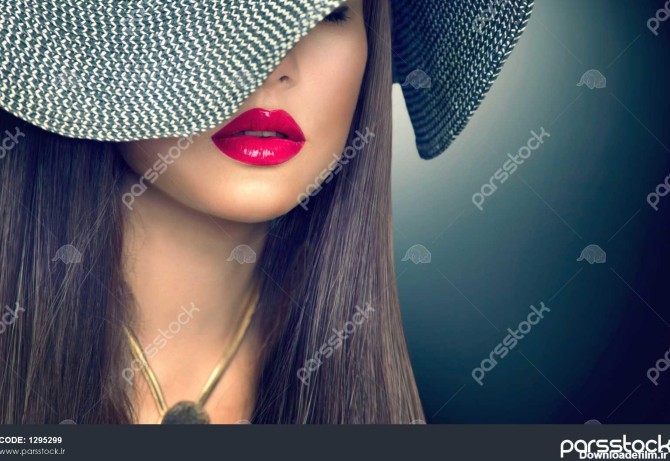 زن زیبا با لب های قرمز در مدرن کلاه سیاه و سفید زیبایی مد مدل دختر ...