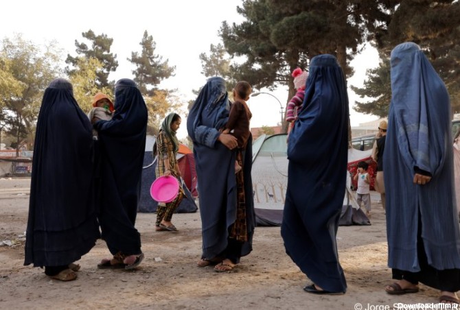حجاب اجباری با برقع: نگرانی فعالان زن از افزایش محدودیت های آزادی ...