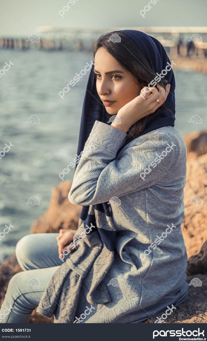 عکس دختر با حجاب کنار دریا
