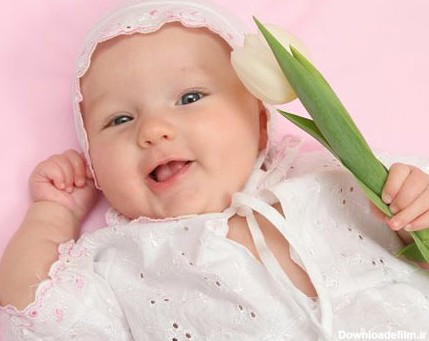 عکس با کیفیت از نوزاد چشم رنگی و گل