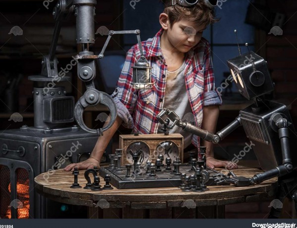 پسر مکانیک به نظر می رسد مانند دو روبات بازی بازی شطرنج در استودیو ...