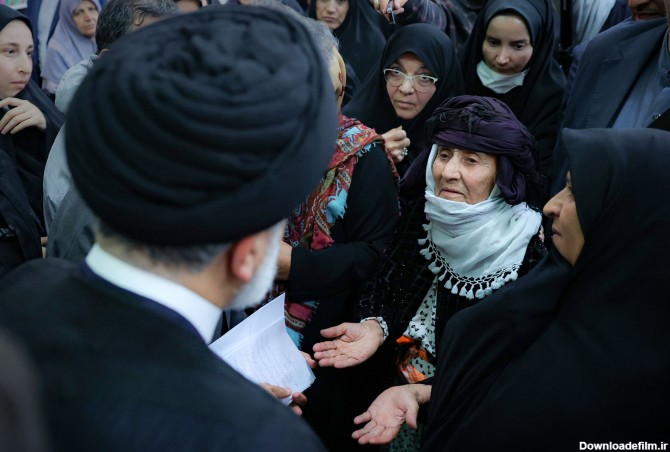 عکس/ دیدار رئیس جمهور با خانواده شهدای پیشمرگه و مدافع حرم کردستان