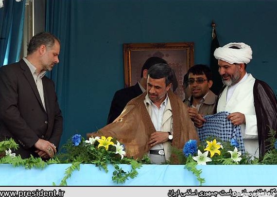 احمدی نژاد با عبا و لباس عربی! +عکس