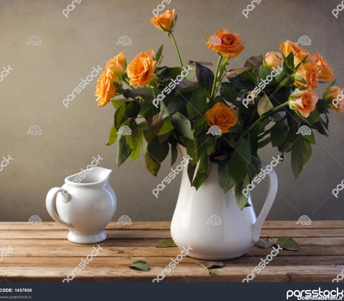 دسته گل زیبا گل رز روی میز چوبی 1457650