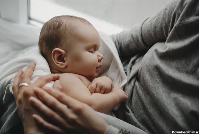 روش صحیح بغل کردن و شیر دادن به نوزاد |