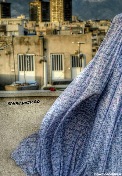زنانی با چادر گلدار در کوچه و خیابان/ چادر رنگی حجاب کامل یا لباس ...