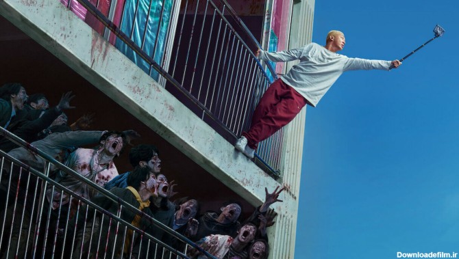 جون ئو از بالکن خانه‌اش آویزان شده است فیلم هشتگ زنده