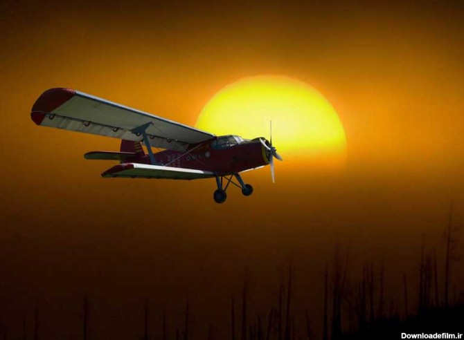 تصویر هواپیمای دو موتوره و غروب خورشید