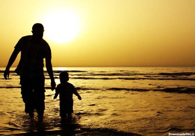 دانلود عکس کودک و پدر در ساحل