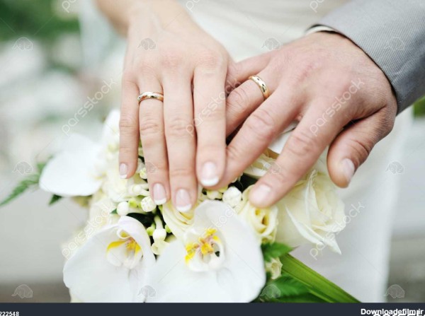 دست عروس و داماد با خاتم در دسته گل عروس 1222548
