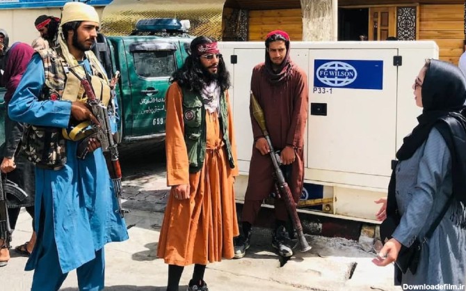 عکس| تیپ عجیب یک عضو طالبان