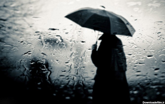 تصویر زمینه مرد تنها زیر باران غمناک برای دسکتاپ