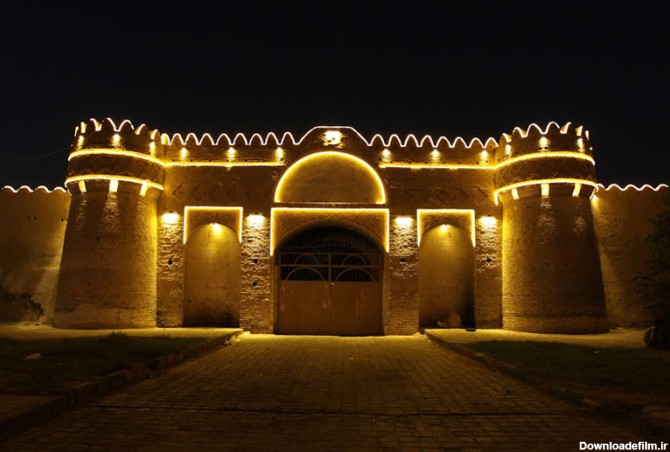 ورودی قلعه ناصری ایرانشهر در شب