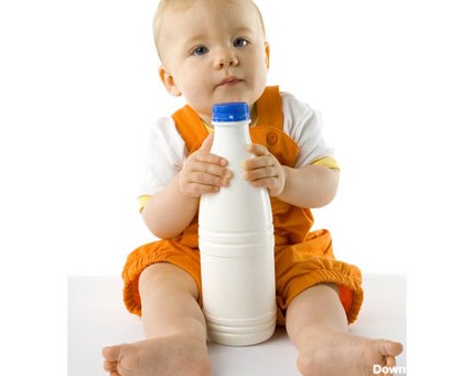 عکس با کیفیت از نوزاد و شیشه شیر