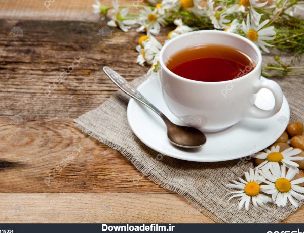 چای گیاهی با بابونه بر روی میز قدیمی چوبی 1419334