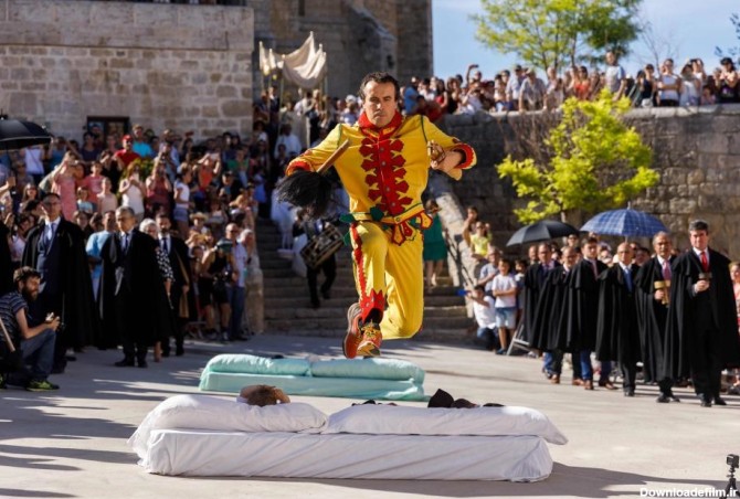 تصاویر | جشنواره عجیب اسپانیایی‌ها؛ جایی که شیطان از روی نوزادان می‌پرد
