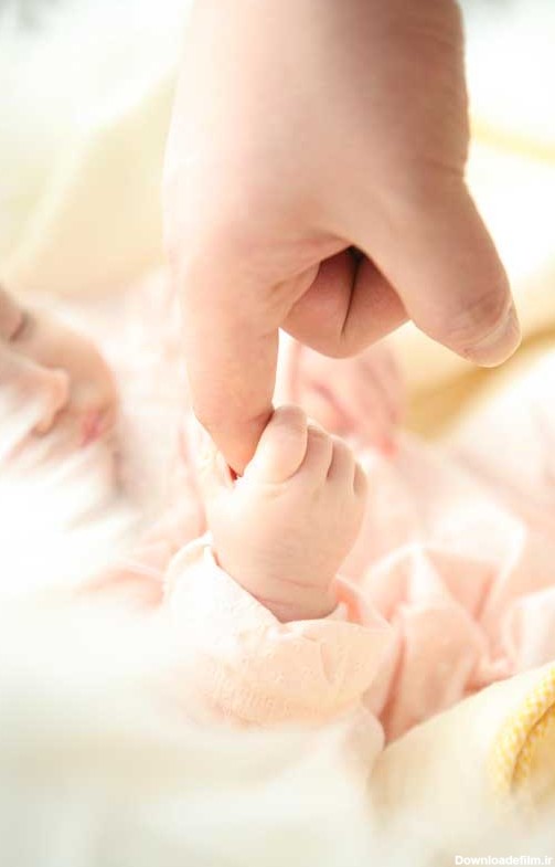 دانلود عکس دست نوزاد در دست پدر | تیک طرح مرجع گرافیک ایران