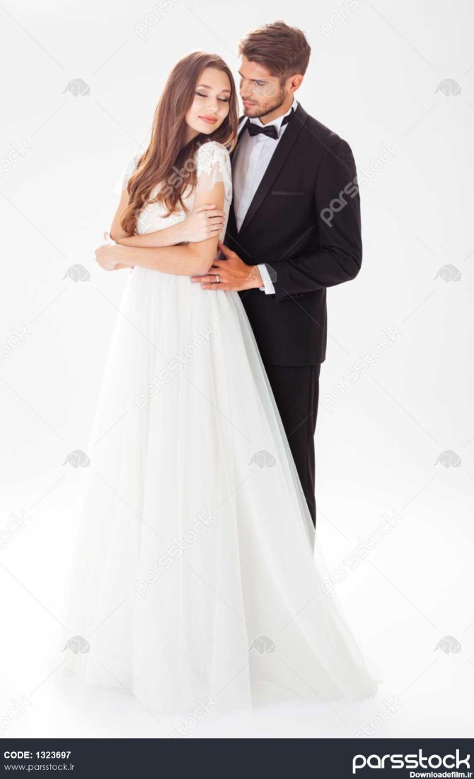 تصویر تمام قد از تازه عروس های زیبا پس زمینه سفید 1323697