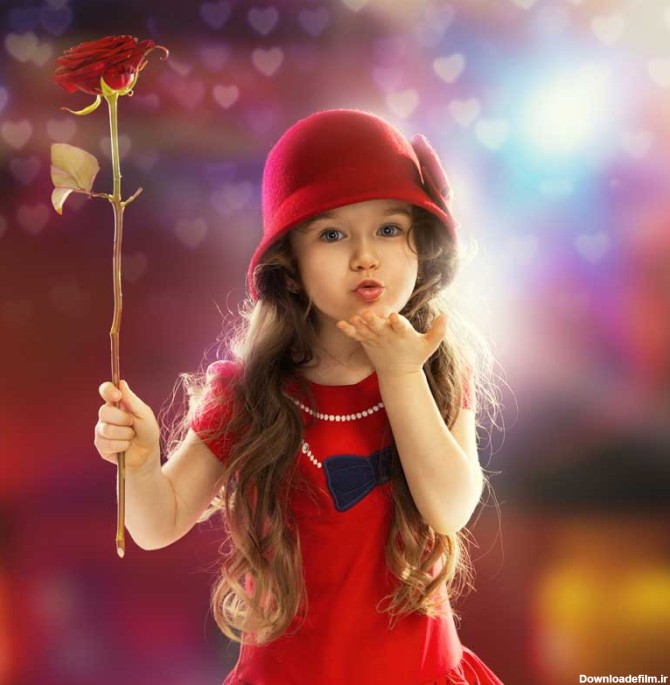 دانلود تصویر با کیفیت دختر در حال بوس فرستادن و گل رز