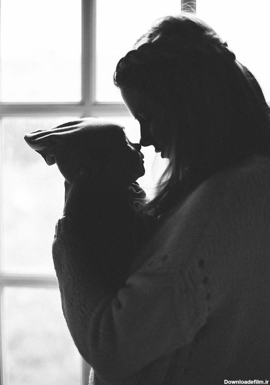 ژست دونفره عکس نوزاد با مادر در منزل - مجله چند ماهمه