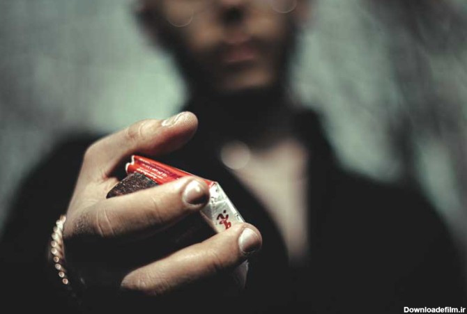 تصویر گرافیکی پاکت سیگار بهمن در دست | تیک طرح مرجع گرافیک ایران