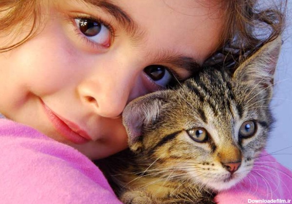 دانلود تصویر با کیفیت دختر بچه و گربه زیبا