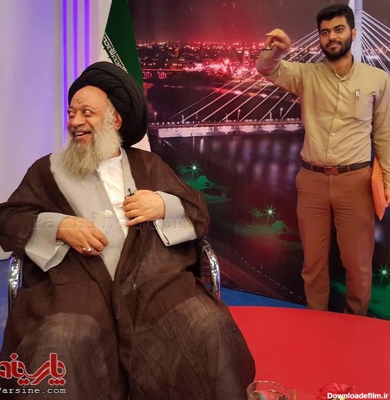 عکس:آیت الله موسوی جزایری در پشت صحنه برنامه تلویزیونی