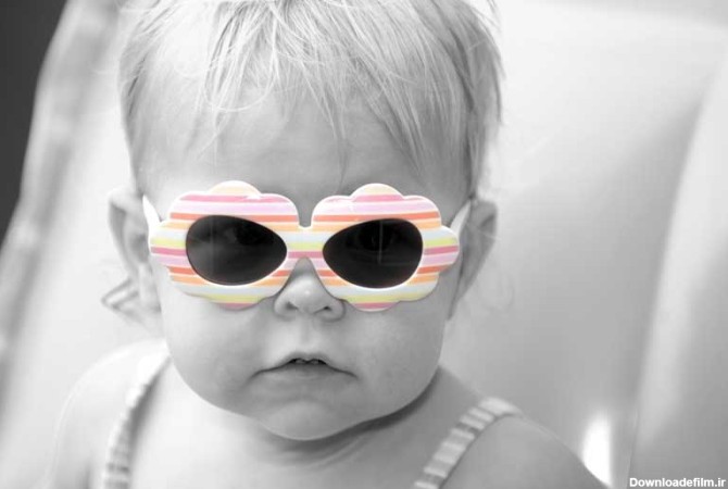 دانلود تصویر باکیفیت سیاه و سفید نوزاد با عینک رنگی