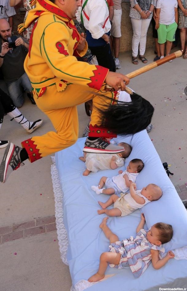 تصاویر | جشنواره عجیب اسپانیایی‌ها؛ جایی که شیطان از روی نوزادان می‌پرد