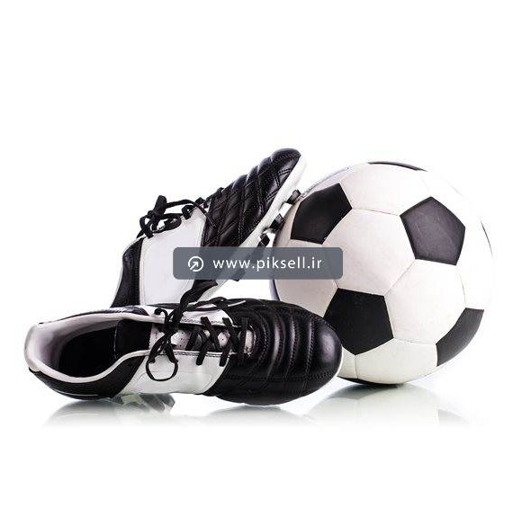 تصویر با کیفیت از توپ فوتبال و کفش های ورزشی