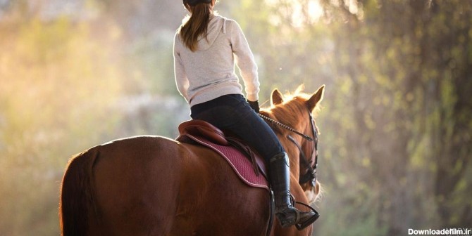 عکس دختر در حال اسب سواری