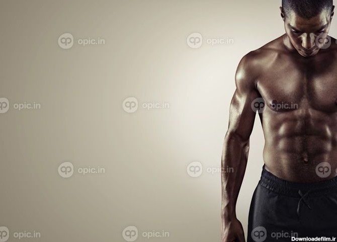 دانلود ورزش. تصویر نزدیک از مرد آفریقایی عضلانی در لباس ورزشی | اوپیک