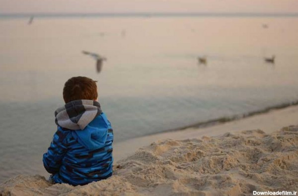 دانلود عکس پسر بچه کنار ساحل | تیک طرح مرجع گرافیک ایران