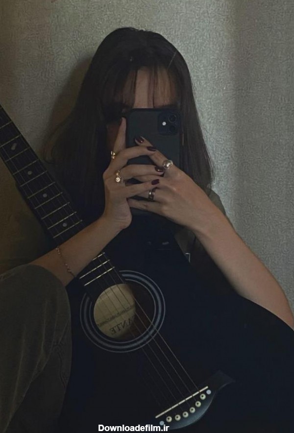 عکس دختر غمگین با گیتار