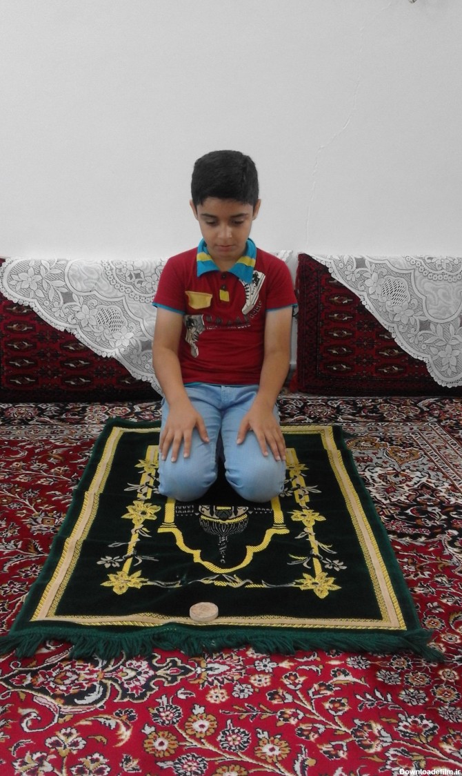 عکس نقاشی پسر در حال نماز خواندن