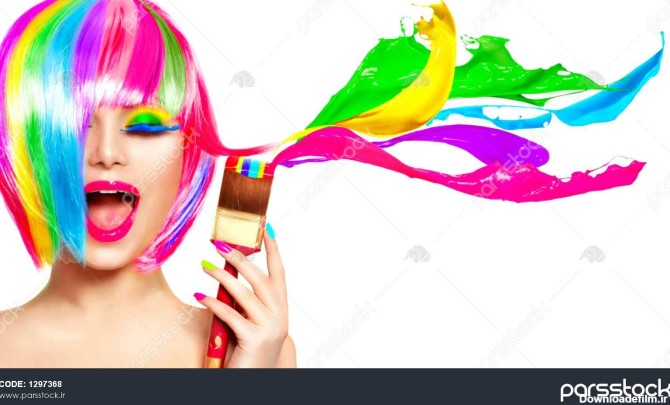 مفهوم طنز موهای رنگ شده زن مدل زیبایی که موهایش را با رنگ ...