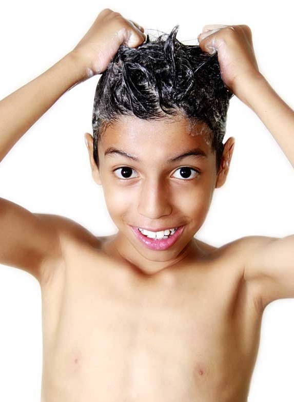 دانلود تصویر با کیفیت پسر بچه در حال شستن موهایش