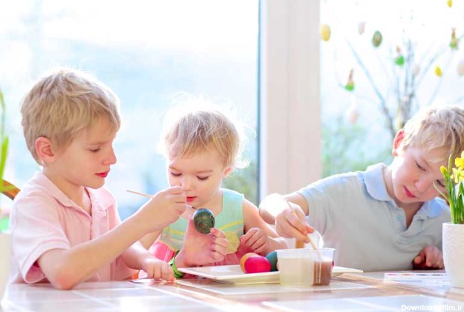 دانلود تصویر با کیفیت کودکان در حال رنگ کردن تخم مرغ