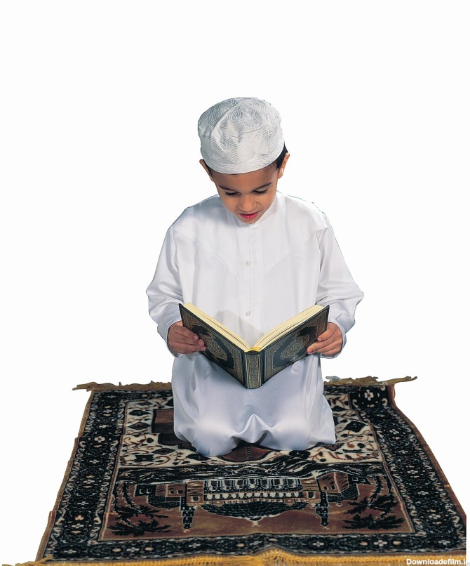 عکس پسر بچه در حال نماز خواندن