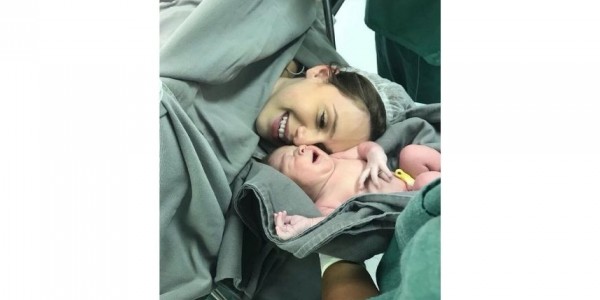 مدل عکس نوزاد در بیمارستان پس از جراحی در کنار مادر