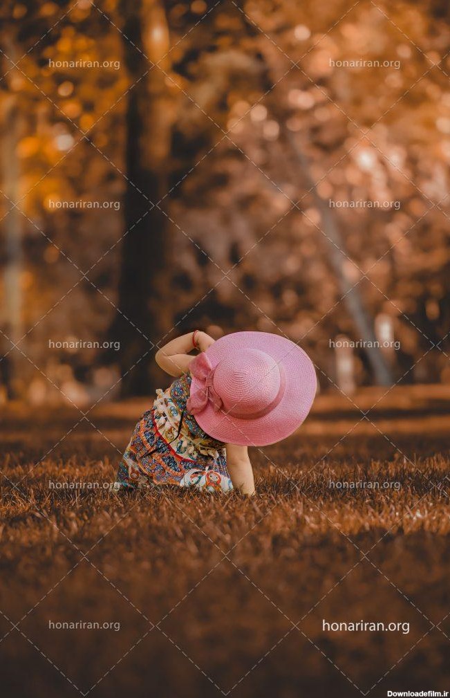 عکس با کیفیت دختر بچه با کلاه صورتی رنگ در جنگل - نمایشگاه هنر ایران