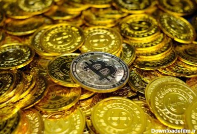 دانلود عکس طلایی بیت کوین رمز ارز روی انبوه سکه های طلا