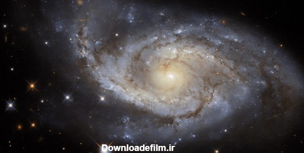 تصویر یک کهکشان که 115 میلیو ن سال نوری با زمین فاصله دارد ...
