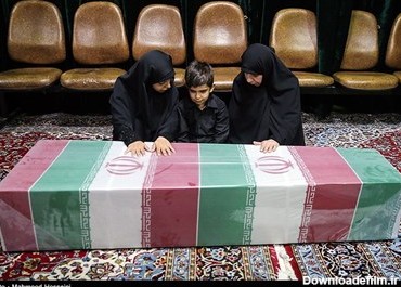 همسر ، فرزند و مادر شهید مدافع حرم علی اصغر شیردل در کنار پیکر وی