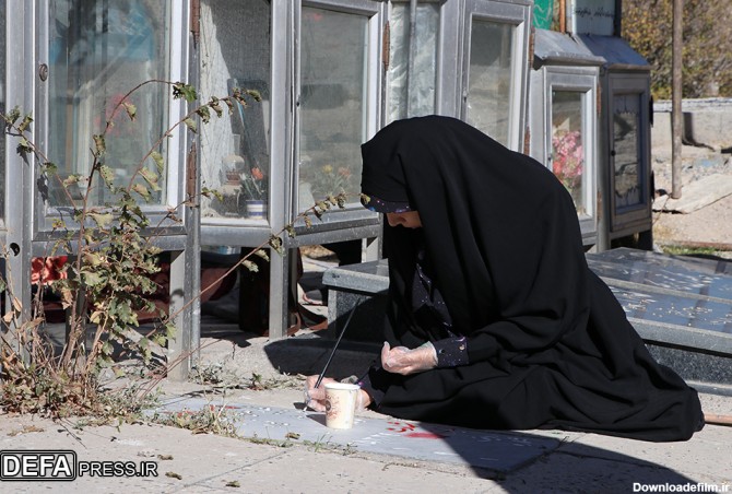 تصاویر/ رنگ‌آمیزی سنگ مزار شهدای تبریز با آغاز هفته وحدت