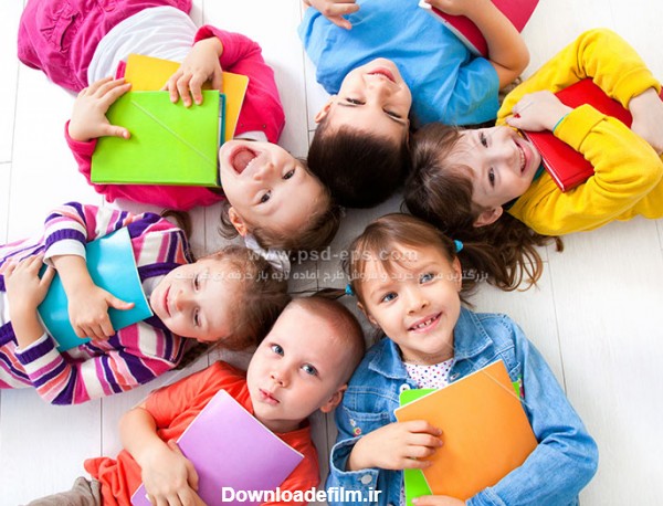 عکس با کیفیت حلقه کودکان شاد با کتاب های رنگی در دست و دراز کشیده ...