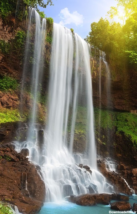 عکس آبشار بلند و زیبا در جنگل - مسترگراف