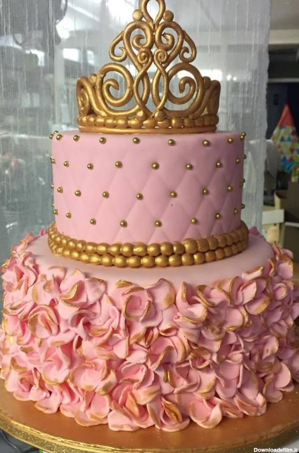 کیک تولد دخترانه با تم صورتی و طلایی